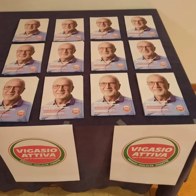 volantini della serata disposti su un tavolo